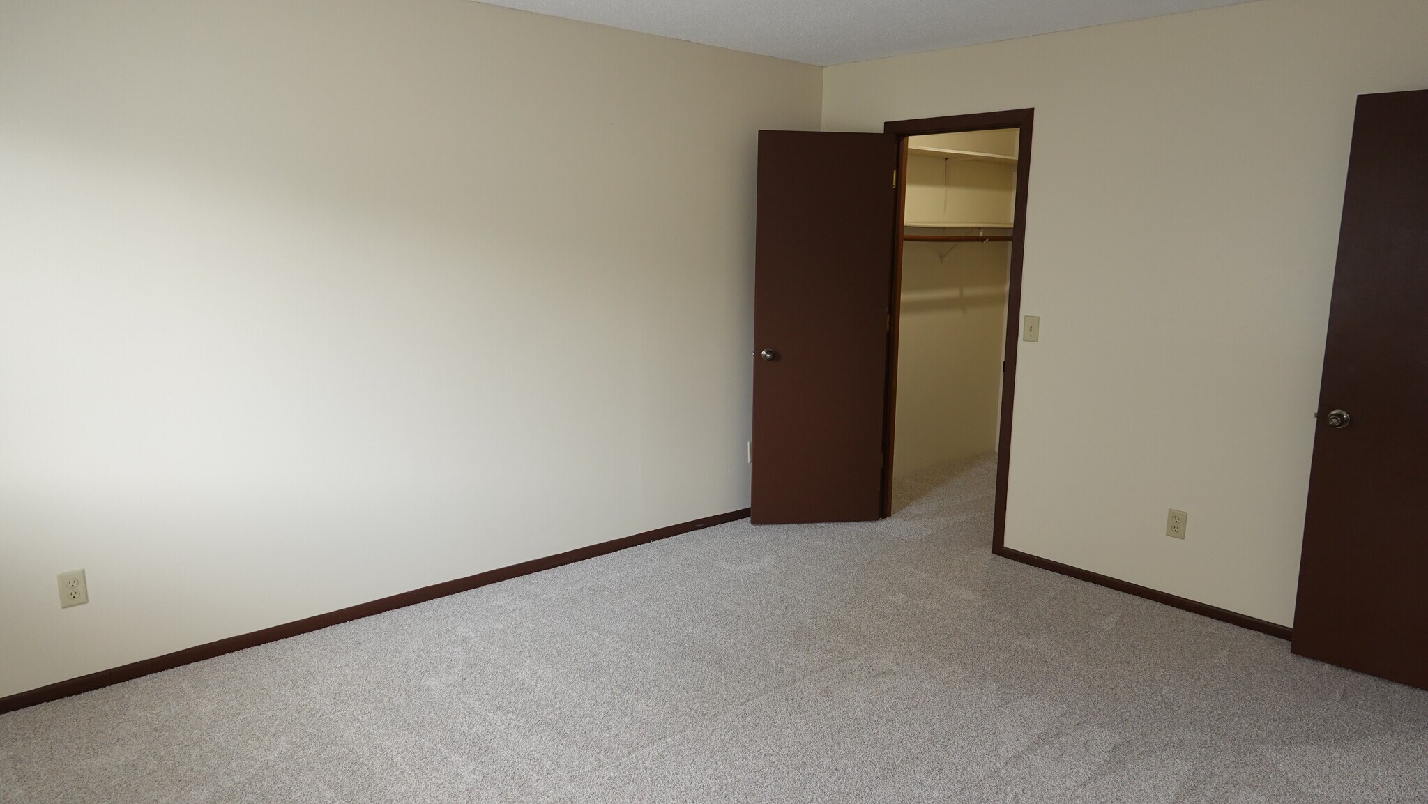 Master bedroom & walk in closet - 1610 Helena Rd N