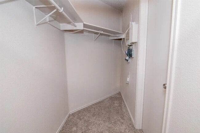 Building Photo - Room in House on Heyerdahl Dr