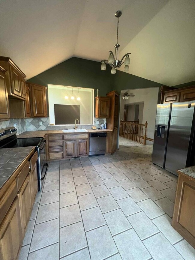 Building Photo - CARTHAGE: BEAUTIFUL 2,864 SQFT 5 BEDROOM /...