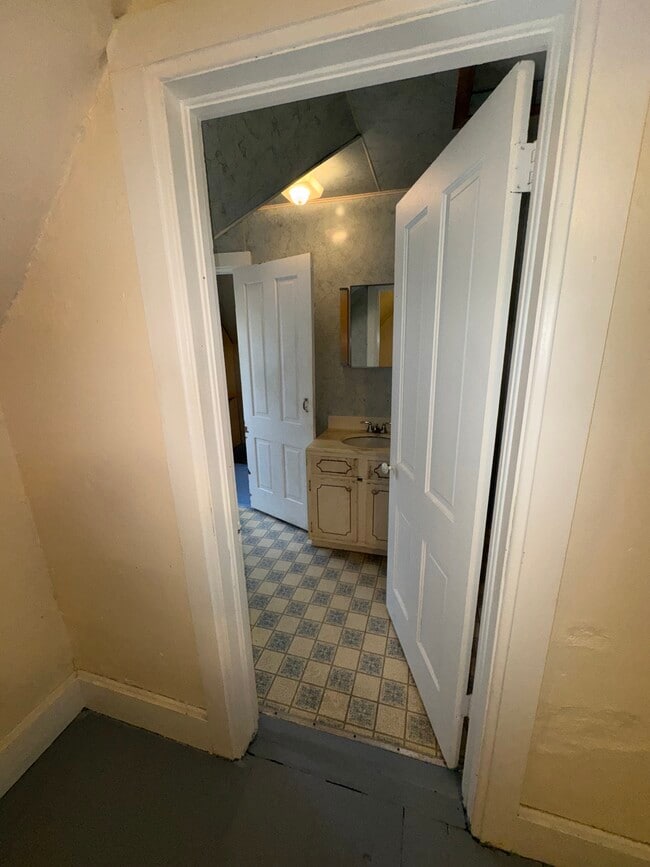 Building Photo - 420 W College St