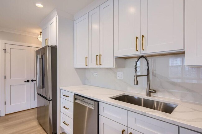 Building Photo - 0 bedroom in Chicago IL 60640