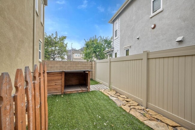Building Photo - Charming Lake Rancho Viejo Home – Beautifu...