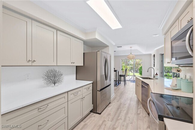 Building Photo - 2125 Marina Dr