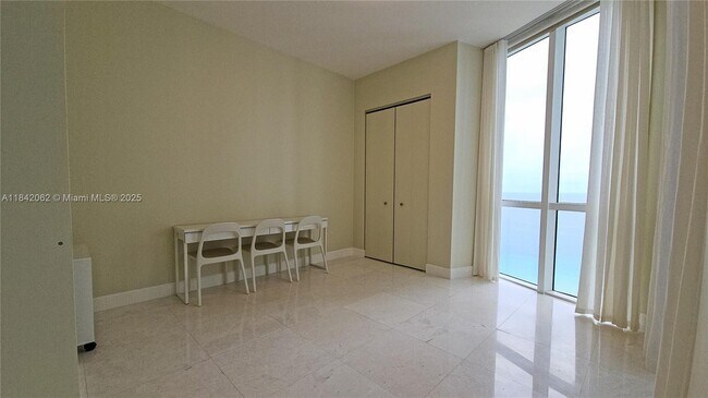 Building Photo - 15901 Collins Ave