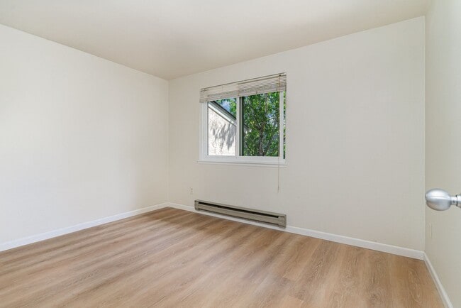 Building Photo - Modern 2-Bedroom Townhouse-Style Condo wit...