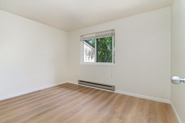 Building Photo - Modern 2-Bedroom Townhouse-Style Condo with Private Yard in Prime Kirkland Location