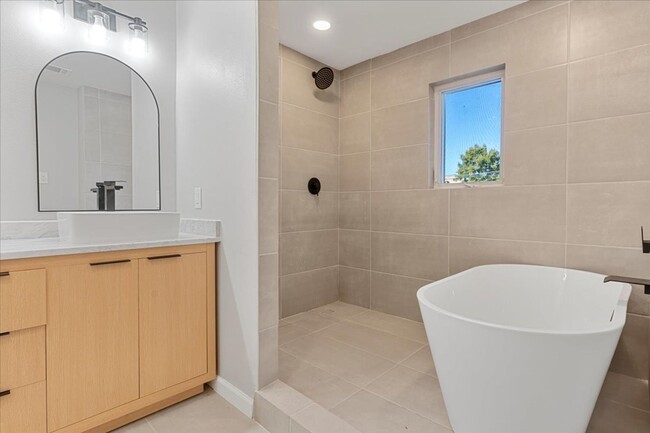 Building Photo - Recently Renovated 4-bed 3.5-bath 2-living...