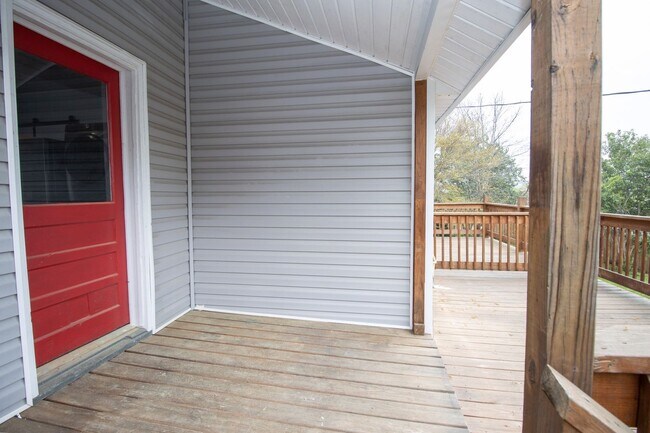 Building Photo - Now Preleasing for 2026–2027 – Beautifully Renovated Duplex in West Columbia