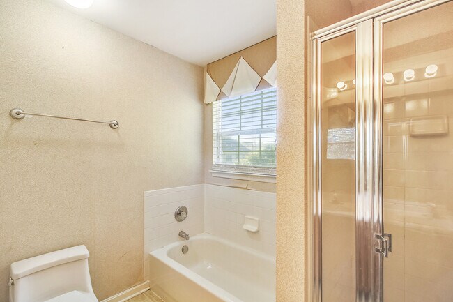 Building Photo - FENCED IN YARD!!!  Beautiful 4/3 UPDATED SF Home in Gaithersburg