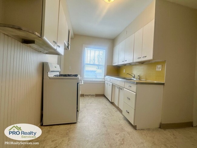 Building Photo - 4001-4003 N Bryant Ave