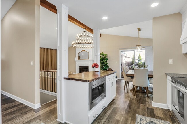 Building Photo - 658 White Ct