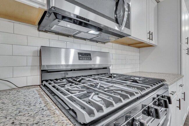 Building Photo - High End Finishes in a Quiet Residential Neighborhood