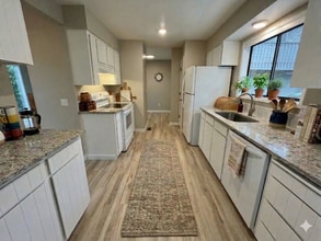 Building Photo - Spacious lower unit in refurbished duplex