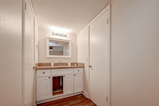 Building Photo - 3903 Hermitage Hollow Ln