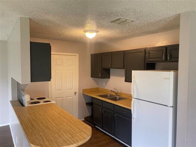 Building Photo - 7920 Falcon Ridge Dr