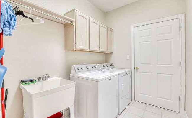 Building Photo - Short Term leases optionn4 Bedrooms 3 baths( near by Sunland Park Dr & Mesa St)