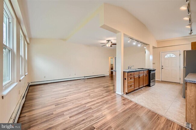 Building Photo - Large 1st Floor Aparment