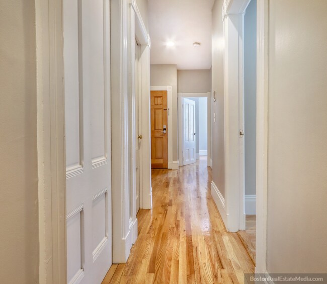 Building Photo - 44 Beacon St