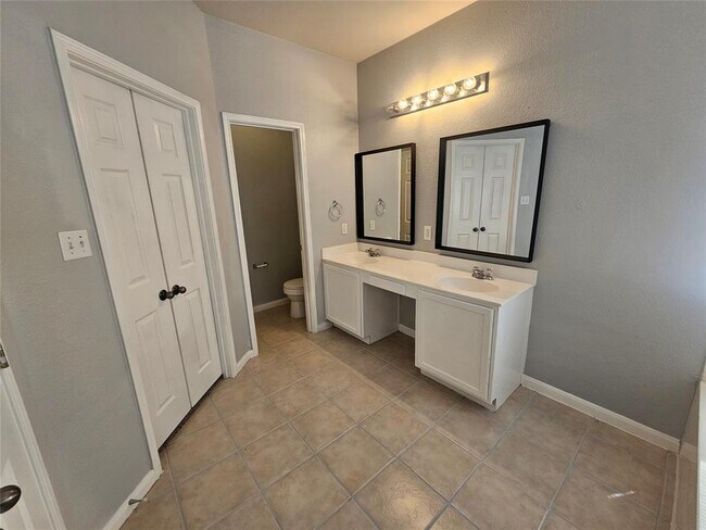 Building Photo - 164 Ashwood N