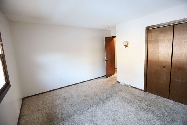 Building Photo - 2132 Shangrai-La Dr SE