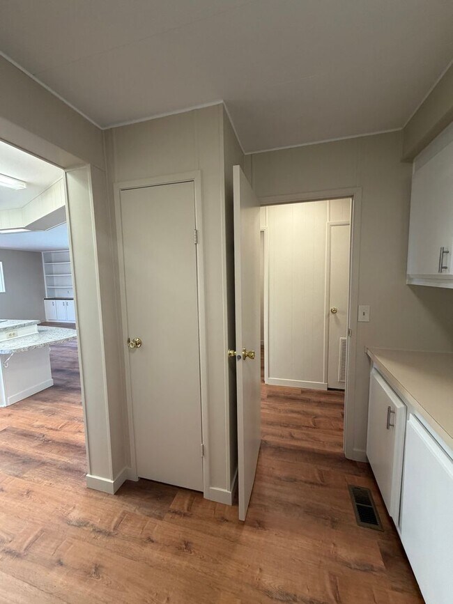 Building Photo - 3 Bedroom, 2.5 Bath - Three Bay garage