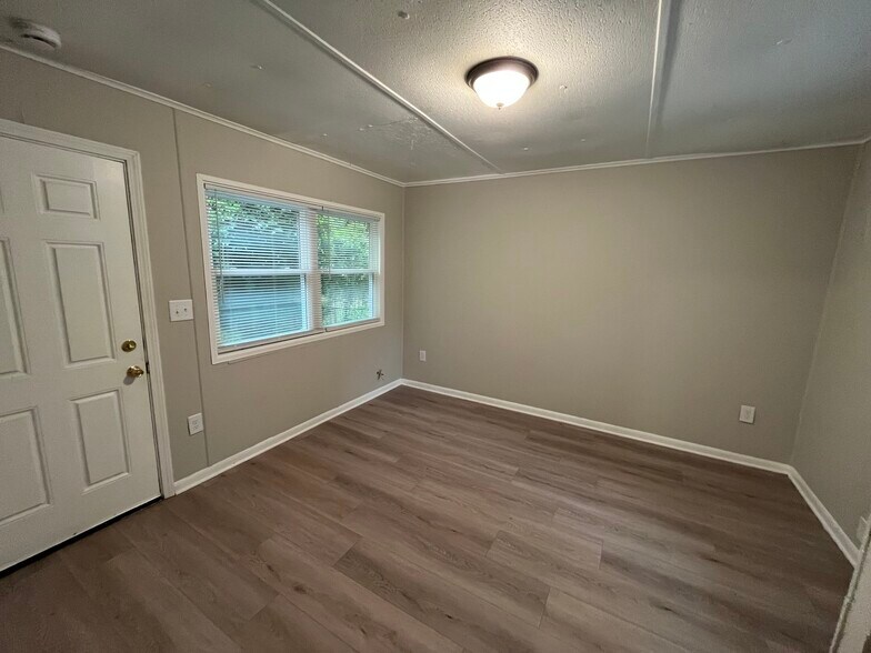 Building Photo - 5901 Leone Dr W