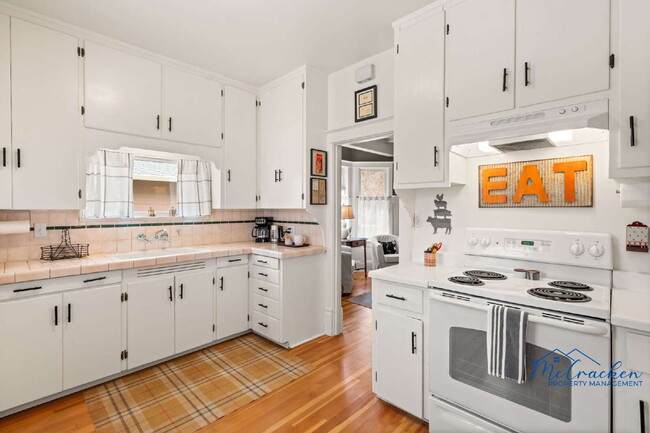 Building Photo - Charming 2-Bedroom Cottage with Modern Com...