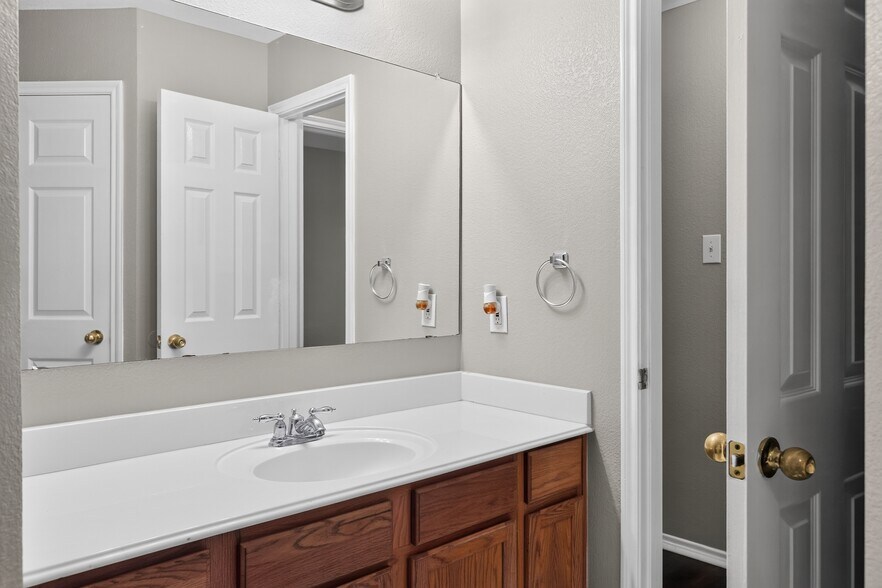 Building Photo - 217 Pinewood Trl