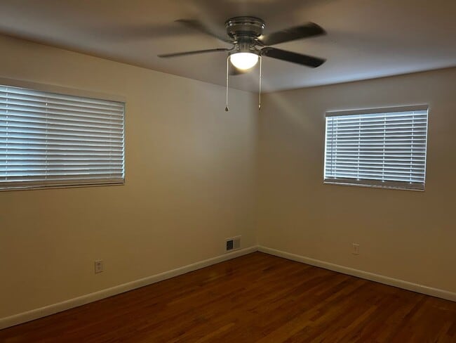 Building Photo - Newly Painted 2-Bedroom Apartment in SLC!