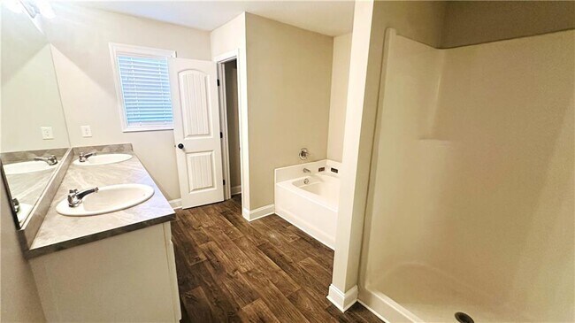 Building Photo - 668 River Mist Cir