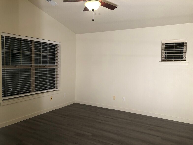 Building Photo - 635 NE Garswood Ln