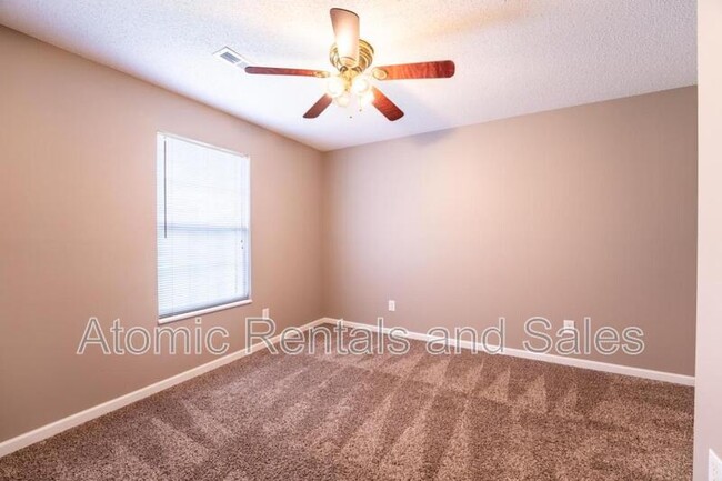 Building Photo - 322 Hawthorne Oaks Way