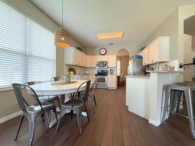 Building Photo - Spacious 5BR/3.5BA Home with Huge Backyard...
