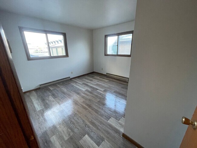 Building Photo - 909 Genrich St