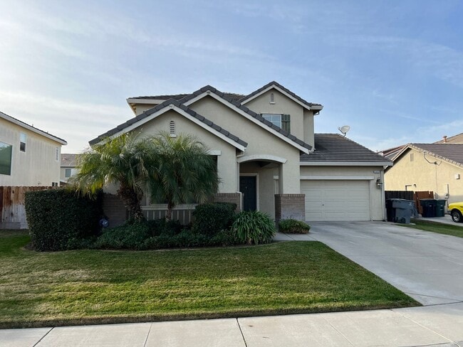 Primary Photo - Large Two Story Crossroads Home!
