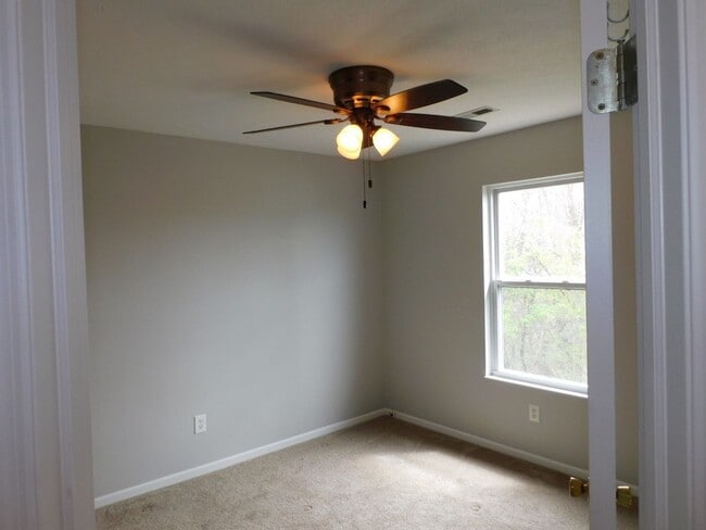 Building Photo - Spacious 4 Bedroom, 2.5 Bath Home