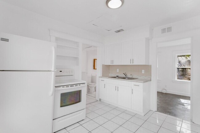 Building Photo - Cute 3bdrm/1bath House ** Section 8 OK ** $1995.00** Move in by December 31st and get 1 month Fre...