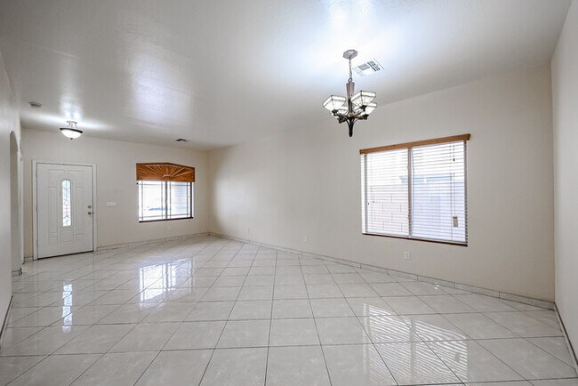Building Photo - Beautiful 7 bedroom