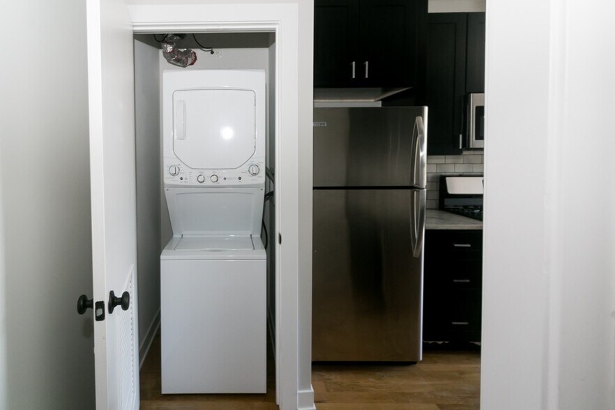 Building Photo - 2241 W Eastwood Ave