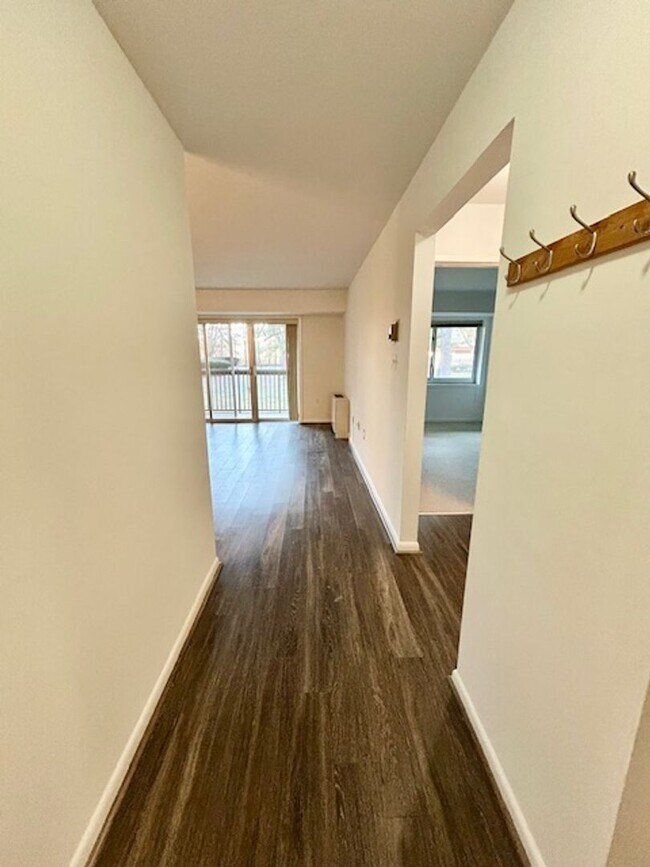 Building Photo - 10300 Westlake Dr