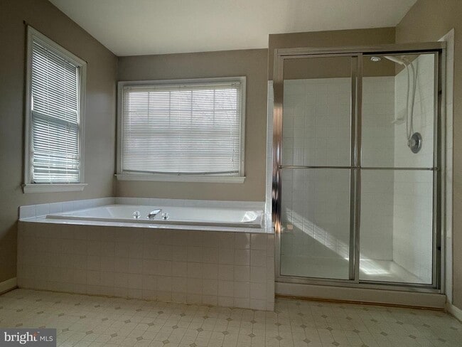 Building Photo - 32 Palace Ln