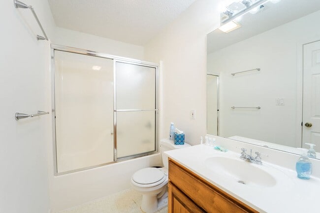 Building Photo - 4 bed, 3 bath, home with privet sunroom off master.