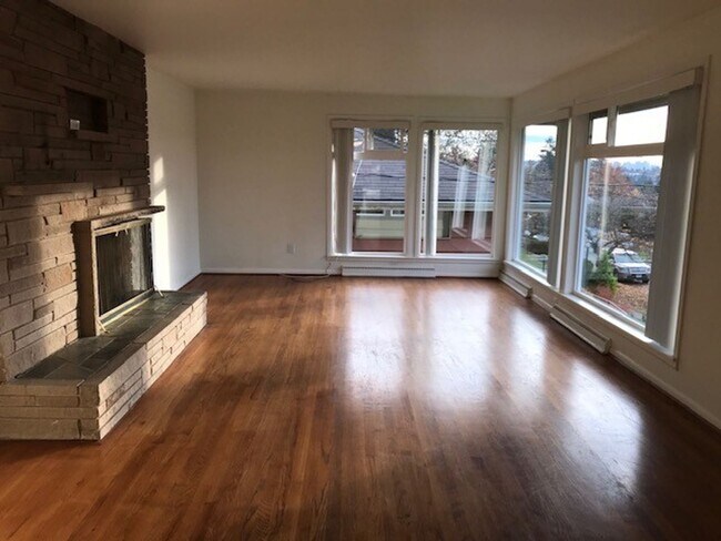 Building Photo - Pre-leasing-Beautiful Bryant Large Remodel...