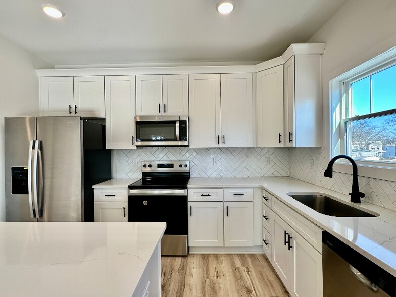 Building Photo - 1004 1/2 N 21st St