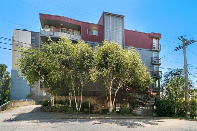 Building Photo - Spacious 1 bed/1bath, Parking included!
