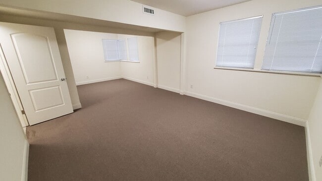 Building Photo - Residential/Office