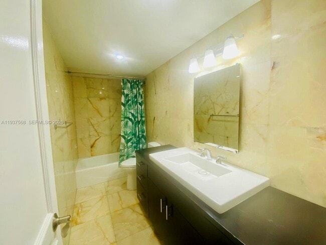 Building Photo - 1800 NE 114th St