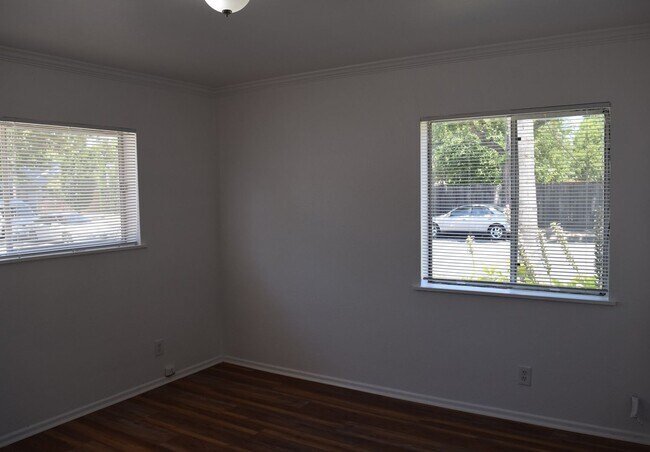 Building Photo - 512 Clover St