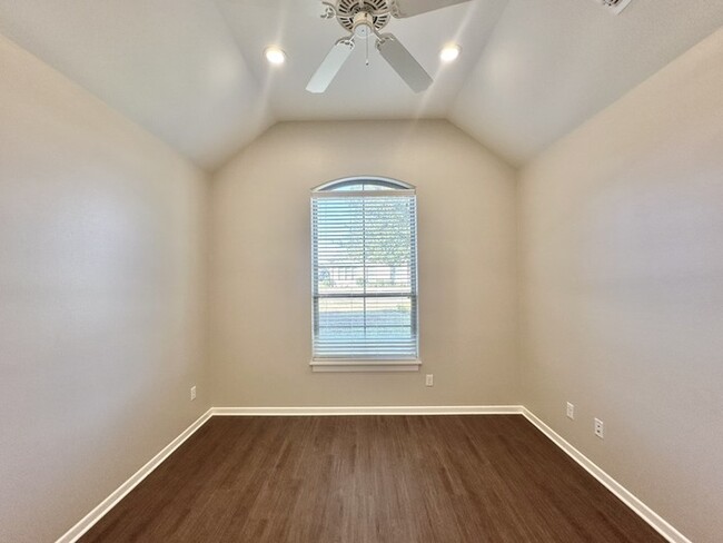 Building Photo - Tour Today! 3 Bedroom 2 Bath Near Three La...