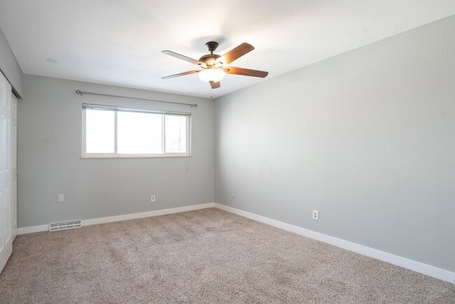 Building Photo - Inviting Townhome w/ 2-car Carport off the...